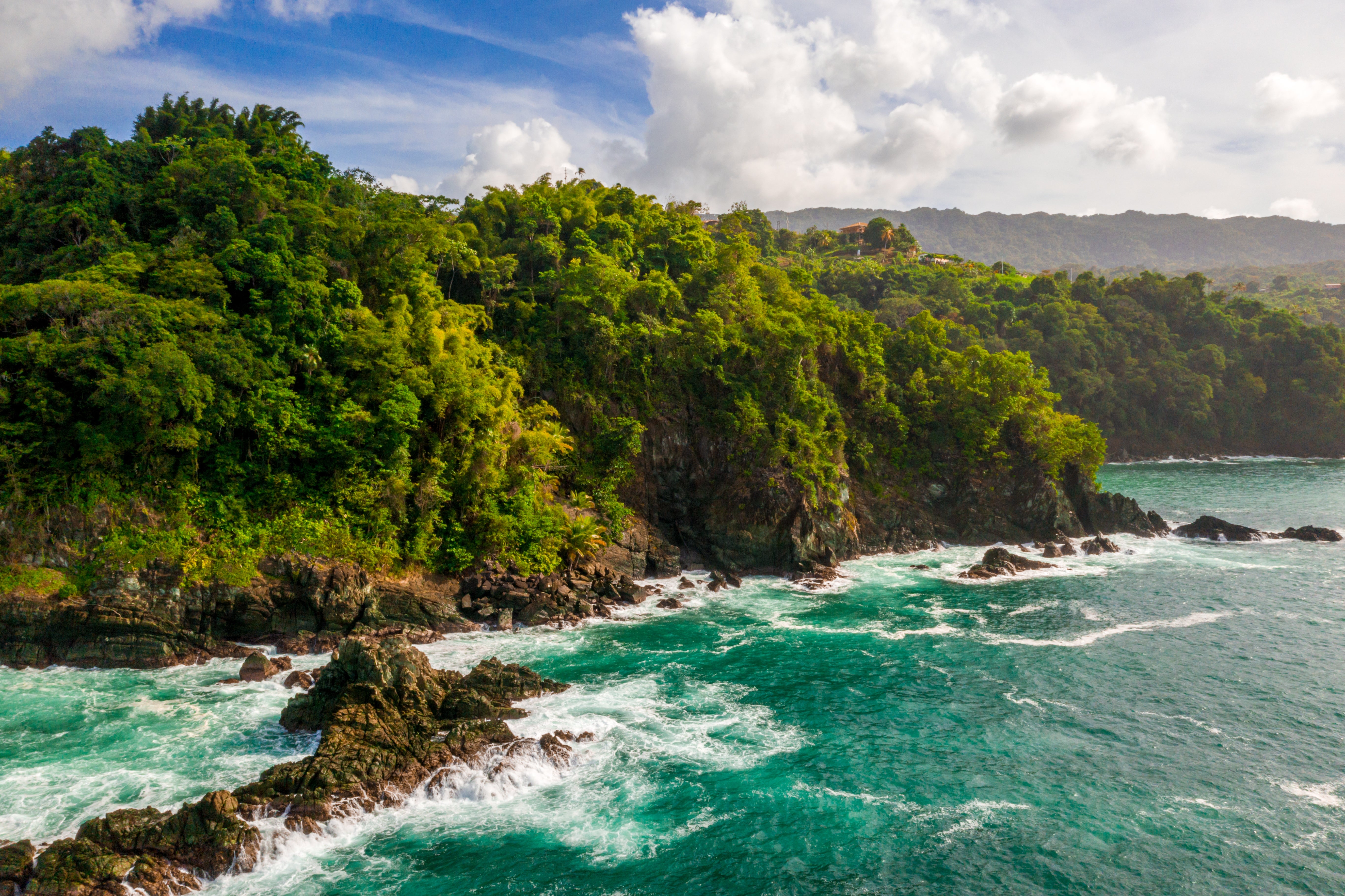 files/belle-photo-aerienne-d-une-ile-en-bord-de-mer-avec-une-mer-sur-le-cote.jpg